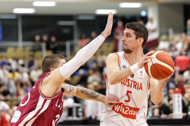 BASKETBALL - FIBA WC Quali, AUT vs LAT VIENNA,AUSTRIA,01.DEC.25 - BASKETBALL - FIBA Basketball World Cup 2027,Qualifiers, international match, Länderspiel, Nationalmannschaft Austria vs Latvia. Image shows Kristaps Kilps (LAT) and Bogic Vujosevic (AUT).  GEPAxpictures xArminxRauthner