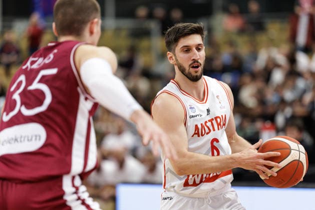 BASKETBALL - FIBA WC Quali, AUT vs LAT VIENNA,AUSTRIA,01.DEC.25 - BASKETBALL - FIBA Basketball World Cup 2027,Qualifiers, international match, Länderspiel, Nationalmannschaft Austria vs Latvia. Image shows Kristaps Kilps (LAT) and Daniel Friedrich (AUT).  GEPAxpictures xArminxRauthner
