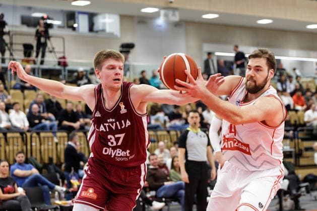 BASKETBALL - FIBA WC Quali, AUT vs LAT VIENNA,AUSTRIA,01.DEC.25 - BASKETBALL - FIBA Basketball World Cup 2027,Qualifiers, international match, Länderspiel, Nationalmannschaft Austria vs Latvia. Image shows Karlis Silins (LAT) and Daniel Koppel (AUT).  GEPAxpictures xArminxRauthner