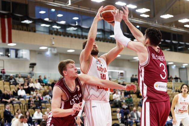 BASKETBALL - FIBA WC Quali, AUT vs LAT VIENNA,AUSTRIA,01.DEC.25 - BASKETBALL - FIBA Basketball World Cup 2027,Qualifiers, international match, Länderspiel, Nationalmannschaft Austria vs Latvia. Image shows Karlis Silins (LAT), Daniel Koppel (AUT) and Roberts Blumbergs (LAT).  GEPAxpictures xArminxRauthner
