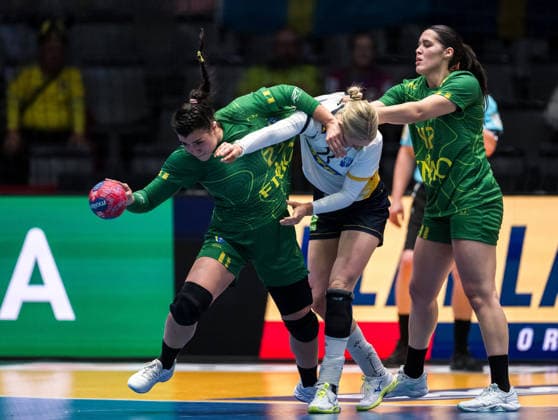 251201 Emma Lindqvist of Sweden against Giulia Guarieiro and Jhennifer Rosa Lopes Dos Santos of Brazil during the 2025 IHF Women™s World Championship handball match between Sweden and Brazil on December 1, 2025 in Stuttgart Photo Emma Wallskog BILDBYRAN COP 320 EW0598 handball handball handball bbeng vm handball vm handbolls vm ihf handball world championship world handball championship 2025 world championship 2025 sverige sweden brasilien dam bbauto  Copyright: EMMAxWALLSKOG BB251201EW044