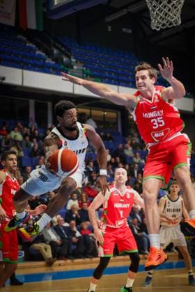Belgium s Retin Obasohan and Hungarian Nate Reuvers fight for the ball during a basketball match between Belgian national team, Nationalteam Belgian Lions and Hungary, Monday 01 December 2025 in Mons, qualifier 2 6 for the men s 2027 FIBA World Championships. VIRGINIExLEFOUR  x145715015x