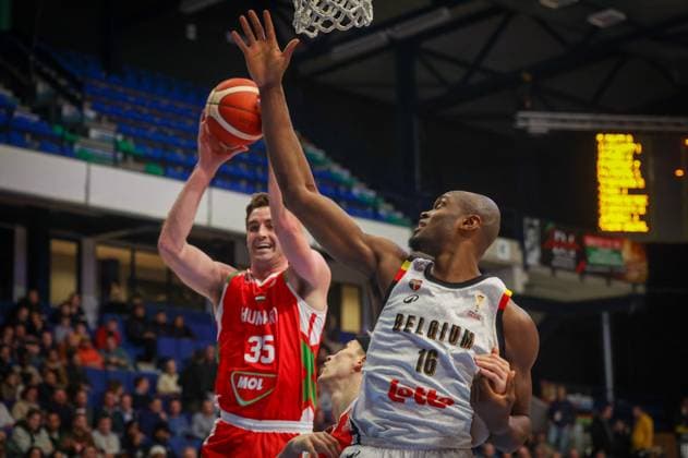 Hungarian Nate Reuvers and Belgium s Kevin Tumba fight for the ball during a basketball match between Belgian national team, Nationalteam Belgian Lions and Hungary, Monday 01 December 2025 in Mons, qualifier 2 6 for the men s 2027 FIBA World Championships. VIRGINIExLEFOUR  x145715373x