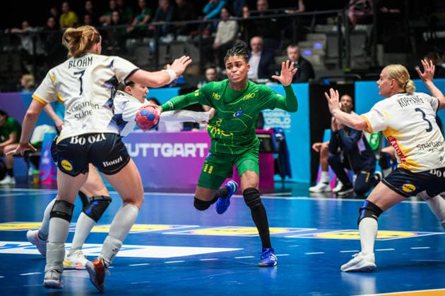 Bruna de Paula Brazil, 2 between Linn Blohm Sweden, 7 and Nina Koppang Sweden, 3 , re GER, Sweden Brazil, Handball World Championship, Preliminary Round, Group G, 01 12 2025 GER, Sweden Brazil, Handball World Championship, Preliminary Round, Group G, 01 12 2025 Stuttgart Copyright: xSandyxDinkelackerx EP_SDR