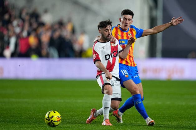 December 1, 2025, Madrid, Madrid, Spain: Pepelu of Valencia CF and Unai Lopez of Rayo Vallecano compete for the ball during the Spanish League, LaLiga EA Sports, football match played between Rayo Vallecano and Valencia CF at Estadio de Vallecas on December 01, 2025, in Madrid, Spain. Madrid Spain - ZUMAa181 20251201_zaa_a181_142 Copyright: xDennisxAgyemanx