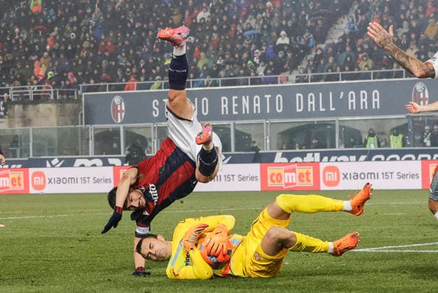 December 1, 2025, Bologna, BOLOGNA: Cremonese s goalkeeper Emil Audero in action against Bologna s Riccardo Orsolini during the Italian Serie A soccer match Bologna FC vs US Cremonese at Renato Dall Ara stadium in Bologna, Italy, 1 December 2025. ANSA SERENA CAMPANINI. Soccer: Serie A ; Bologna-Cremonese  - ZUMAa110 20251201_zaf_a110_033 Copyright: xSerenaxCampaninix