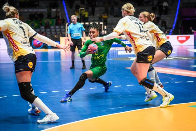 Bruna de Paula Brazil, 02, Sweden 23sch, Linn Blohm Sweden, 07 and Clara Lerby Sweden, 02 , li GER, Sweden Brazil, Handball World Championship, Preliminary Round, Group G, 01 12 2025 GER, Sweden Brazil, Handball World Championship, Preliminary Round, Group G, 01 12 2025 Stuttgart Copyright: xSandyxDinkelackerx EP_SDR