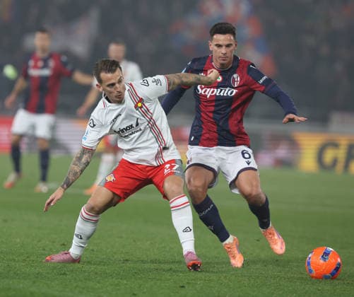 Cremonese™s Jari Vandeputte fight for the ball with Bologna™s Nikola Moro during the Serie A soccer match between Bologna and Cremonese at the Renato Dall™Ara Stadium in Bologna -Monday, December 1, 2025. - Soccer .  Copyright: xGiannixSantandrea LaPressex