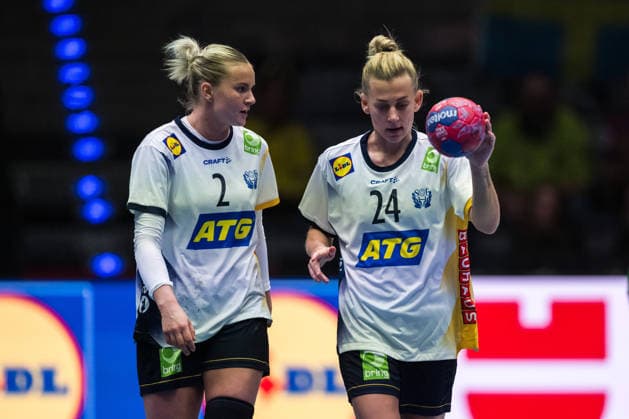 251201 Clara Lerby and Nathalie Hagman of Sweden look dejected during the 2025 IHF Women™s World Championship, WM, Weltmeisterschaft handball match between Sweden and Brazil on December 1, 2025 in Stuttgart. Photo: Emma Wallskog BILDBYRAN COP 320 EW0598 handball handboll handball bbeng vm handball-vm handbolls-vm ihf handball world championship world handball championship 2025 world championship 2025 sverige sweden brasilien dam bbauto depp  Copyright: EMMAxWALLSKOG BB251201EW055