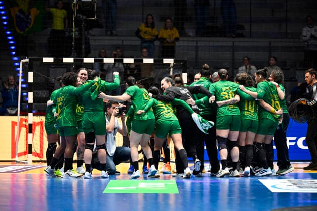 STUTTGART, GERMANY 20251201 Brazils team cheers after winning Mondays group stage match in Group G of the Womens Handball World Cup between Sweden and Brazil which ended 27 31 in the Porsche Arena in Stuttgart, Germany STUTTGART GERMANY x10070x  Copyright: xJessicaxGow TTx HANDBOLLS-VM 2025 SVERIGE-BRASILIEN