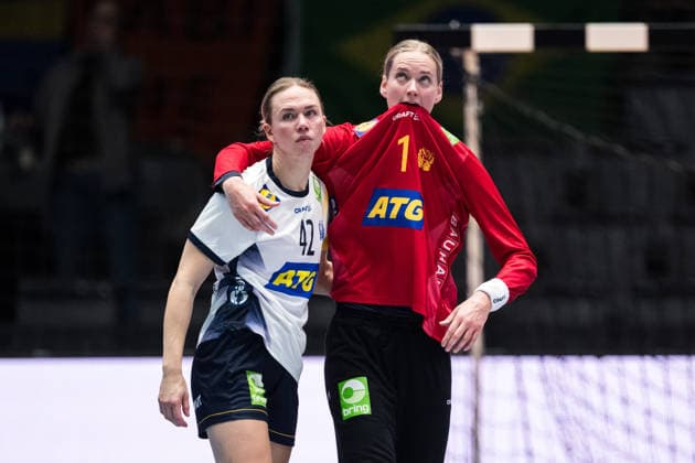 251201 Jenny Carlson and Goalkeeper Johanna Bundsen of Sweden look dejected after the 2025 IHF Women™s World Championship handball match between Sweden and Brazil on December 1, 2025 in Stuttgart Photo Emma Wallskog BILDBYRAN COP 320 EW0598 handball handball handball bbeng vm handball vm handbolls vm ihf handball world championship world handball championship 2025 world championship 2025 sverige sweden brasilien dam bbauto depp  Copyright: EMMAxWALLSKOG BB251201EW071