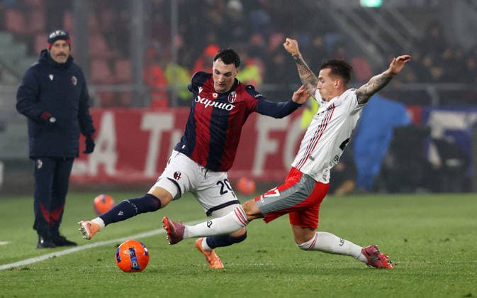 Bologna™s Nadir Zortea fight for the ball with Cremonese™s Jari Vandeputte during the Serie A soccer match between Bologna and Cremonese at the Renato Dall™Ara Stadium in Bologna -Monday, December 1, 2025. - Soccer .  Copyright: xGiannixSantandrea LaPressex
