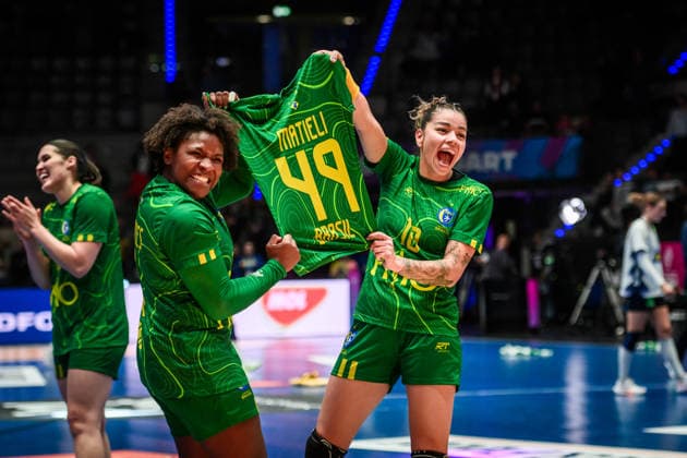 Mariane Cristina Oliveira Fernandes Brazil, 6 and Jessica Quintino Ribeiro Brazil, 10 holding jersey no. 49 Matieli GER, Sweden Brazil, Handball World Championship, Preliminary Round, Group G, 01 12 2025 GER, Sweden Brazil, Handball World Championship, Preliminary Round, Group G, 01 12 2025 Stuttgart Copyright: xSandyxDinkelackerx EP_SDR