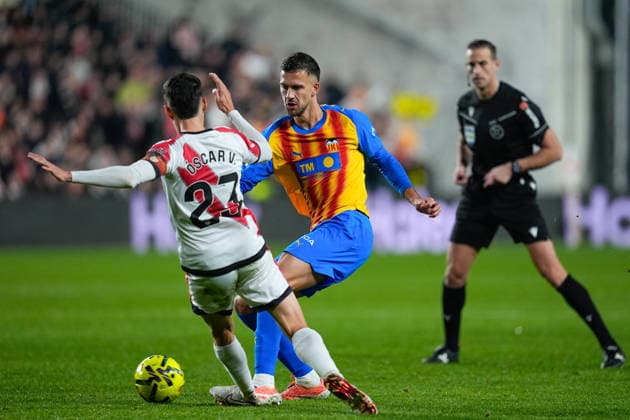 December 1, 2025, Madrid, Madrid, Spain: Jose Copete of Valencia CF and Oscar Valentin of Rayo Vallecano compete for the ball during the Spanish League, LaLiga EA Sports, football match played between Rayo Vallecano and Valencia CF at Estadio de Vallecas on December 01, 2025, in Madrid, Spain. Madrid Spain - ZUMAa181 20251201_zaa_a181_152 Copyright: xDennisxAgyemanx
