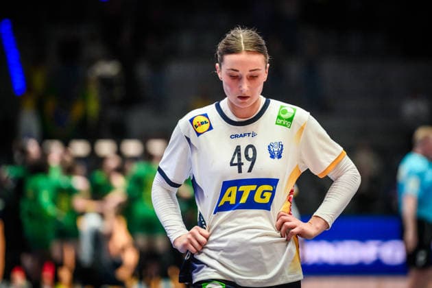 Olivia Lofqvist Sweden, 49 visibly disappointed after defeat against Brazil GER, Sweden Brazil, Handball World Championship, Preliminary Round, Group G, 01 12 2025 GER, Sweden Brazil, Handball World Championship, Preliminary Round, Group G, 01 12 2025 Stuttgart Copyright: xSandyxDinkelackerx EP_SDR