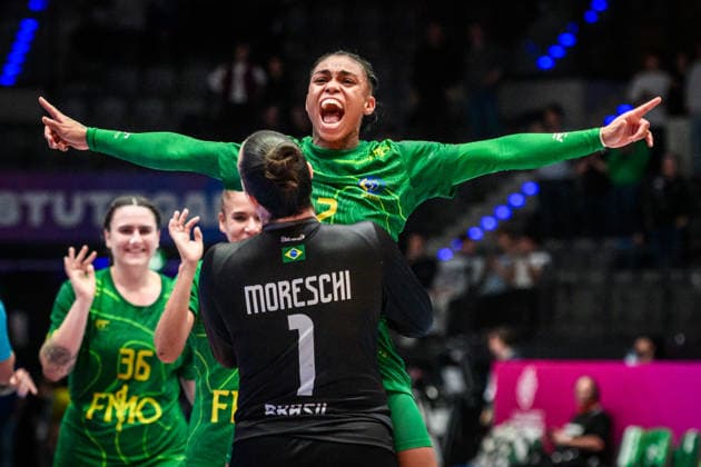 Bruna de Paula (Brasilien, 2) wird gehoben von Gabriela Goncalves Dias Moreschi (Brasilien, 1) - Jubelschrei, Jubel, Freude, Freudenschrei GER, Schweden - Brasilien, Handball Weltmeisterschaft, Vorrunde, Gruppe G, 01.12.2025 GER, Schweden - Brasilien, Handball Weltmeisterschaft, Vorrunde, Gruppe G, 01.12.2025 Stuttgart *** Bruna de Paula Brazil, 2 is lifted by Gabriela Goncalves Dias Moreschi Brazil, 1 cheer, cheer, joy, cry of joy GER, Sweden Brazil, Handball World Championship, Preliminary Round, Group G, 01 12 2025 GER, Sweden Brazil, Handball World Championship, Preliminary Round, Group G, 01 12 2025 Stuttgart Copyright: xSandyxDinkelackerx EP_SDR