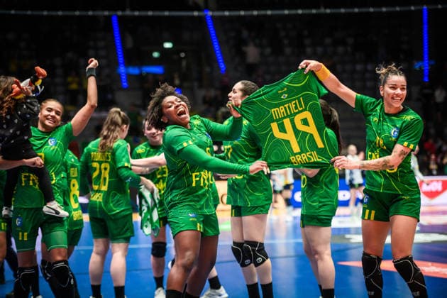 Cheering with team Mariane Cristina Oliveira Fernandes Brazil, 6 and Jessica Quintino Ribeiro Brazil, 10 holding jersey no. 49 Matieli GER, Sweden Brazil, Handball World Championship, Preliminary Round, Group G, 01 12 2025 GER, Sweden Brazil, Handball World Championship, Preliminary Round, Group G, 01 12 2025 Stuttgart Copyright: xSandyxDinkelackerx EP_SDR