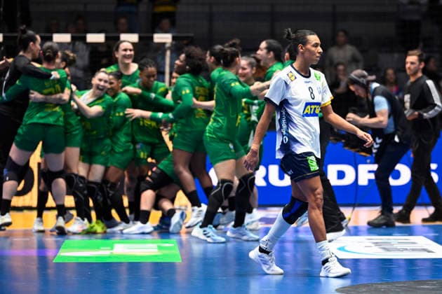 STUTTGART, GERMANY 20251201 The Brazilian team celebrates after winning Monday s group stage match in Group G of the Women s Handball World Championship between Sweden and Brazil which ended 27 31 at the Porsche Arena in Stuttgart, Germany STUTTGART GERMANY x10070x  Copyright: xJessicaxGow TTx HANDBALL WORLD CHAMPIONSHIP 2025 SWEDEN-BRAZIL