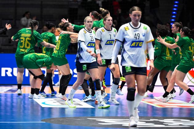 STUTTGART, GERMANY 20251201 Sweden s Olivia Löfqvist is devastated after losing, 27 31, in Monday s group stage match in Group G of the Women s Handball World Championship between Sweden and Brazil at the Porsche Arena in Stuttgart, Germany STUTTGART GERMANY x10070x  Copyright: xJessicaxGow TTx HANDBALL WORLD CHAMPIONSHIP 2025 SWEDEN-BRAZIL