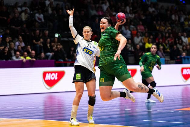251201 Emma Lindqvist of Sweden and Marcela Arounian of Brazil during the 2025 IHF Women™s World Championship handball match between Sweden and Brazil on December 1, 2025 in Stuttgart Photo Emma Wallskog BILDBYRAN COP 320 EW0598 handball handball handball bbeng vm handball vm handbolls vm ihf handball world championship world handball championship 2025 world championship 2025 sverige sweden brasilien dam  Copyright: EMMAxWALLSKOG BB251201EW078