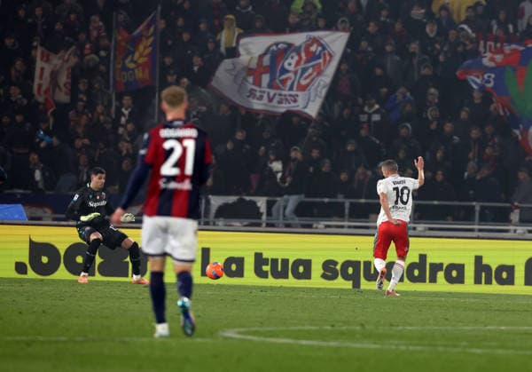 Cremonese™s Jamie Vardy goal fight for the ball with Bologna™s during the Serie A soccer match between Bologna and Cremonese at the Renato Dall™Ara Stadium in Bologna -Monday, December 1, 2025. - Soccer .  Copyright: xGiannixSantandrea LaPressex