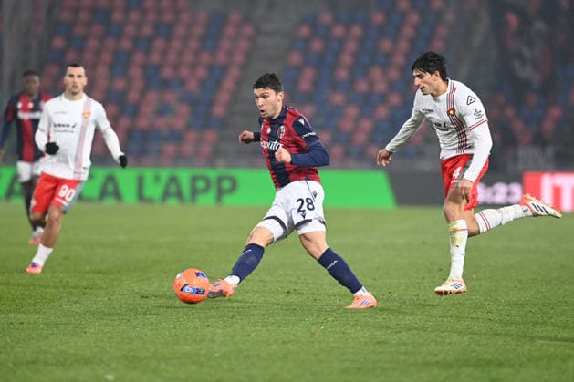 CALCIO - Serie A - Bologna FC vs US Cremonese Nicolo Cambiaghi (Bologna Fc) in action during Bologna FC vs US Cremonese, Italian soccer Serie A match in Bologna, Italy, December 01 2025 Bologna Italy  Copyright: xIPAxSport ABACAx