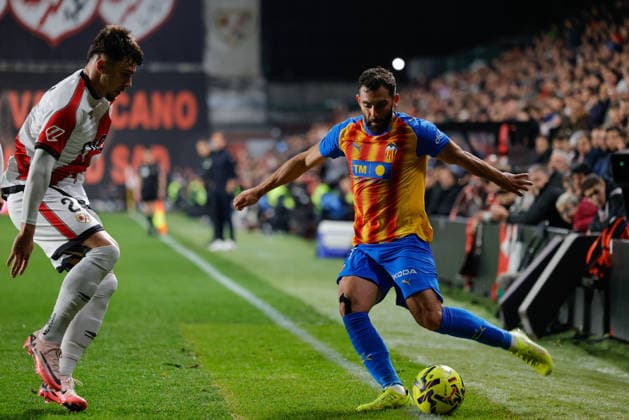 December 1, 2025, Madrid, Madrid, Spain: Luis Rioja of Valencia CF in action during the Spanish League, LaLiga EA Sports, football match played between Rayo Vallecano and Valencia CF at Estadio de Vallecas on December 01, 2025, in Madrid, Spain. Madrid Spain - ZUMAa181 20251201_zaa_a181_168 Copyright: xDennisxAgyemanx