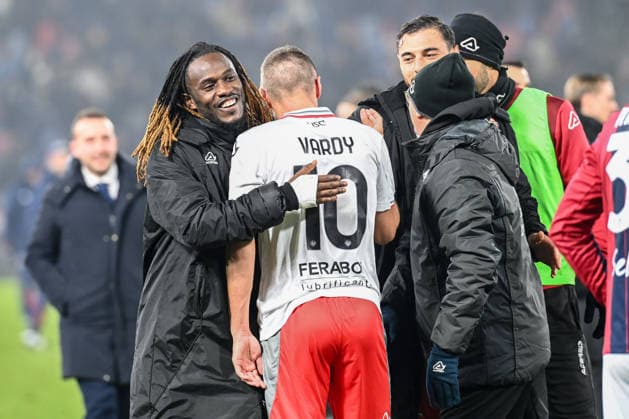 Jamie Vardy (Cremonese) celebragted by his teammate after the match during Bologna FC vs US Cremonese, Italian soccer Serie A match in Bologna, Italy, December 01 2025  Copyright: xGianlucaxRicci IPAxSportx xipa-agency.netx xx IPA_68610373 IPA_Agency_IPA68610373