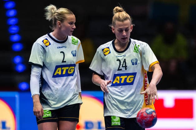 251201 Clara Lerby and Nathalie Hagman of Sweden during the 2025 IHF Women™s World Championship handball match between Sweden and Brazil on December 1, 2025 in Stuttgart Photo Emma Wallskog BILDBYRAN COP 320 EW0598 handball handball handball bbeng vm handball vm handbolls vm ihf handball world championship world handball championship 2025 world championship 2025 sverige sweden brasilien dam  Copyright: EMMAxWALLSKOG BB251201EW101