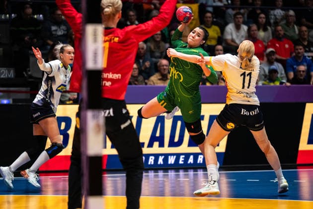 251201 Giulia Guarieiro of Brazil during the 2025 IHF Women™s World Championship handball match between Sweden and Brazil on December 1, 2025 in Stuttgart Photo Emma Wallskog BILDBYRAN COP 320 EW0598 handball handball handball bbeng vm handball vm handbolls vm ihf handball world championship world handball championship 2025 world championship 2025 sverige sweden brasilien dam  Copyright: EMMAxWALLSKOG BB251201EW104