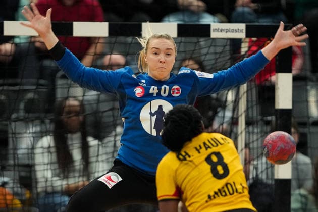 Women s Handball World Championship 2025 Norway Angola Trier, Germany 20251201 Norway s goalkeeper Eli Marie Raasok during the group stage match in the Women s Handball World Championship between Norway and Angola in the SWT Arena Photo Beate Oma Dahle NTB Trier Germany EDITORIAL USE ONLY RESTRICTED USE FOR BETTING COMPANIES  Copyright: xBeatexOmaxDahlex xNTBx