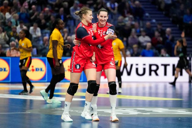 Women s Handball World Championship 2025 Norway Angola Trier, Germany 20251201 Norway s Maren Aardahl and Ingvild Kristiansen Bakkerud during the group stage match in the Women s Handball World Championship between Norway and Angola in the SWT Arena Photo Beate Oma Dahle NTB Trier Germany EDITORIAL USE ONLY RESTRICTED USE FOR BETTING COMPANIES  Copyright: xBeatexOmaxDahlex xNTBx