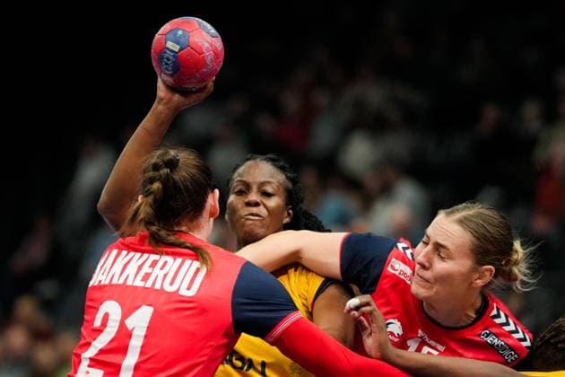 Women s Handball World Championship 2025 Norway Angola Trier, Germany 20251201 Angola s Vilma Pegado Nenganga and Norway s Vilde Mortensen Ingstad during the group stage match in the Women s Handball World Championship between Norway and Angola in the SWT Arena Photo Beate Oma Dahle NTB Trier Germany EDITORIAL USE ONLY RESTRICTED USE FOR BETTING COMPANIES  Copyright: xBeatexOmaxDahlex xNTBx
