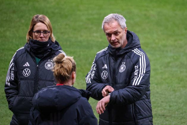 Madrid, Germany 01 December 2025 UEFA Nations League Women Final Final training 2025 Spain vs Germany In the picture from l Co coach Saskia Bartusiak Germany and national coach Christian Wück Wueck Germany at the final training before the final match of the Women™s Nations League against Spain in Madrid Estado Metropolitano Copyright: xFotostandx xFantinix