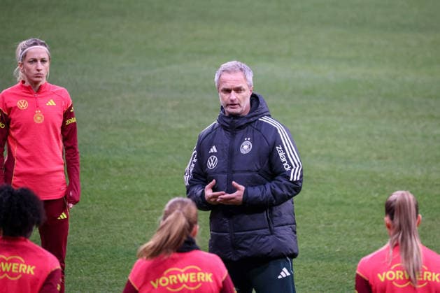 Madrid, Germany 01 December 2025 UEFA Nations League Women Final Final training 2025 Spain vs Germany Pictured from left Kathrin Hendrich Germany and national coach Christian Wück Wueck Germany at the final training session before the Women™s Nations League final match against Spain in Madrid Estado Metropolitano Copyright: xFotostandx xFantinix