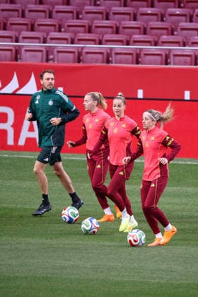 Madrid, Germany 01 December 2025 UEFA Nations League Women Final Final Training 2025 Spain vs Germany Pictured from left fitness coach Julius Balsmeier Germany , Laura Freigang Germany , Giulia Gwinn Germany and Kathrin Hendrich Germany at the final training session before the Women™s Nations League final match against Spain in Madrid Estado Metropolitano Copyright: xFotostandx xFantinix