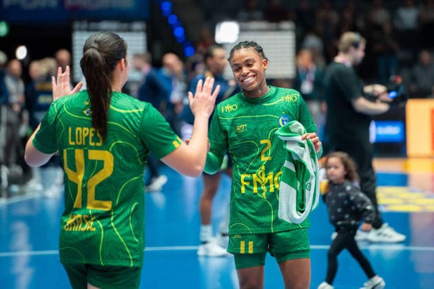 Handball I Women I World Championship I Preliminary round I Matchday 3 I Sweden Brazil I 01 12 2025 Bruna de Paula 2, Brazil and Jhennifer Rosa Lopes dos Santos 42, Brazil Stuttgart Porsche Arena Baden Württemberg Germany Copyright: xLobeca MaxxPetershansx