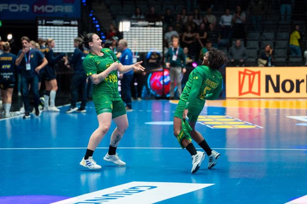 Handball I Women I World Championship I Preliminary round I Matchday 3 I Sweden Brazil I 01 12 2025 Marcela Santos Arounian 36, Brazil and Mariane Cristina Oliveira Fernandes 6, Brazil Stuttgart Porsche Arena Baden Württemberg Germany Copyright: xLobeca MaxxPetershansx