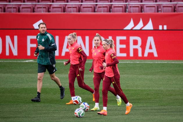 Madrid, Germany 01 December 2025 UEFA Nations League Women Final Final Training 2025 Spain vs Germany Pictured from left fitness coach Julius Balsmeier Germany , Laura Freigang Germany , Giulia Gwinn Germany and Kathrin Hendrich Germany at the final training session before the Women™s Nations League final match against Spain in Madrid Estado Metropolitano Copyright: xFotostandx xFantinix