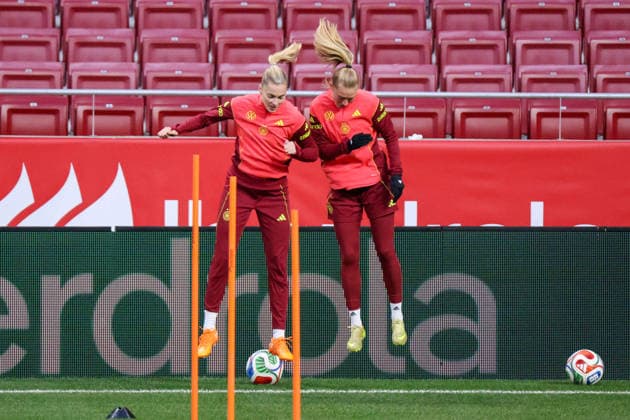 Madrid, Germany 01 December 2025 UEFA Nations League Women Final Final Training 2025 Spain vs Germany Pictured from left Laura Freigang Germany and Janina Minge Germany at the final training session before the Women™s Nations League final match against Spain in Madrid Estado Metropolitano Copyright: xFotostandx xFantinix