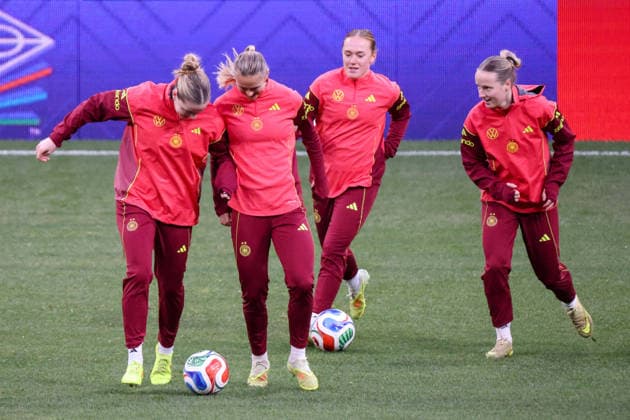 Madrid, Germany 01 December 2025 UEFA Nations League Women Final Final Training 2025 Spain vs Germany In the picture from left Alara Germany , Klara Bühl Buehl Germany , Lisanne Gräwe Graewe Germany and Franziska Kett Germany at the final training before the Women™s Nations League final match against Spain in Madrid Estado Metropolitano Copyright: xFotostandx xFantinix