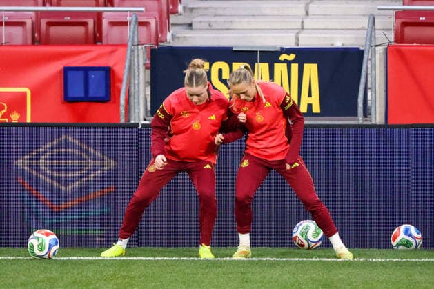 Madrid, Germany 01 December 2025 UEFA Nations League Women Final Final Training 2025 Spain vs Germany Pictured from left Alara Germany and Klara Bühl Buehl Germany at the final training before the Women™s Nations League final match against Spain in Madrid Estado Metropolitano Copyright: xFotostandx xFantinix