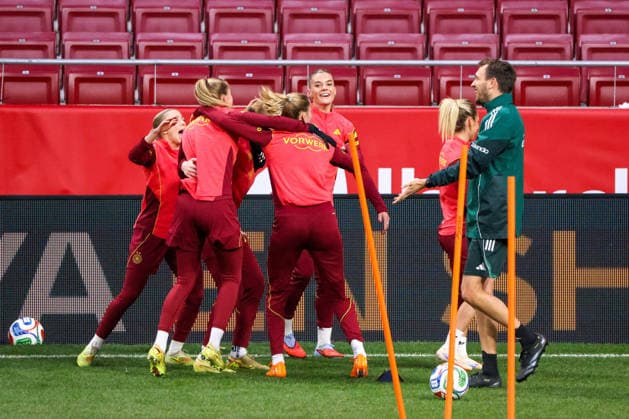 Madrid, Germany 01 December 2025 UEFA Nations League Women Final Final training 2025 Spain vs Germany Pictured The players of the German womens national soccer team with fitness coach Julius Balsmeier Germany at the final training session before the Women™s Nations League final match against Spain in Madrid Estado Metropolitano Copyright: xFotostandx xFantinix