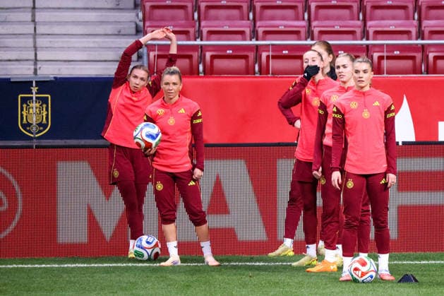 Madrid, Germany 01 December 2025 UEFA Nations League Women Final Final Training 2025 Spain vs Germany Pictured from left Elisa Senß Senss Germany , Linda Dallmann Germany , Janina Minge Germany , Laura Freigang Germany and Selina Cerci Germany at the final training session before the Women™s Nations League final match against Spain in Madrid Estado Metropolitano Copyright: xFotostandx xFantinix