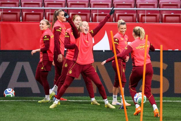 Madrid, Germany 01 December 2025 UEFA Nations League Women Final Final Training 2025 Spain vs Germany Pictured from left Elisa Senß Senss Germany , Selina Cerci Germany , Sjoeke Nüsken Nuesken Germany , Janina Minge Germany , Linda Dallmann Germany and Laura Freigang Germany at the final training session before the Women™s Nations League final match against Spain in Madrid Estado Metropolitano Copyright: xFotostandx xFantinix