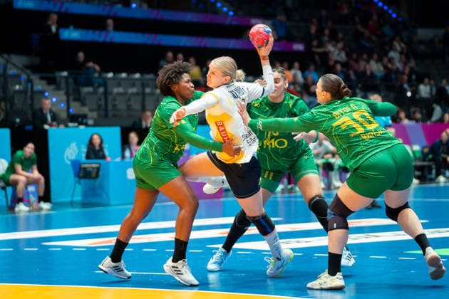 Handball I Women I World Championship I Preliminary round I 3 Matchday I Sweden Brazil I 01 12 2025 Nina Koppang 3, Sweden defended by Mariane Cristina Oliveira Fernandes 6, Brazil and Gabriela Clausson Bitolo 30, Brazil Stuttgart Porsche Arena Baden Württemberg Germany Copyright: xLobeca MaxxPetershansx