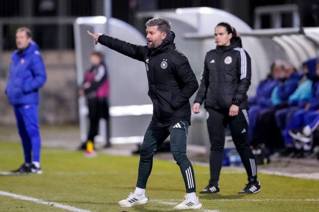 Michael Urbansky coach, national coach, Germany , gives instructions, gestures, gesticulates with arms, cropped image, full body, single image, single photo, action, action, on the sidelines, 01 12 2025, Frankfurt am Main Germany , football, international match, U23 women, Germany France, DFB DFL REGULATIONS PROHIBIT ANY USE OF PHOTOGRAPHS AS IMAGE SEQUENCES AND OR QUASI VIDEO xozx