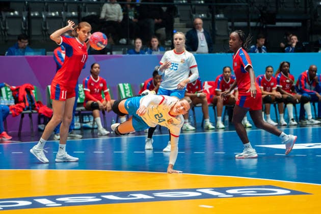 Handball I Women I World Championship I Preliminary round I 3 Matchday I Czech Republic Cuba I 01 12 2025 Eliska Desortova 24, Czech Republic in the throw Stuttgart Porsche Arena Baden Württemberg Germany Copyright: xLobeca MaxxPetershansx