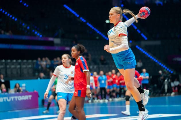 Handball I Women I World Championship I Preliminary round I 3 Matchday I Czech Republic Cuba I 01 12 2025 Veronika Vavrova 39, Czech Republic in the throw Stuttgart Porsche Arena Baden Württemberg Germany Copyright: xLobeca MaxxPetershansx