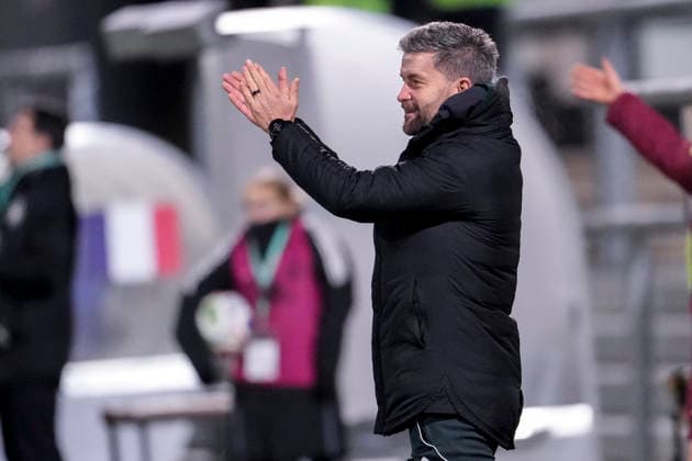 Michael Urbansky coach, national coach, Germany , gives instructions, gestures, gesticulates with arms, single picture, single photo, action, action, joy, rejoice, rejoicing, friendly, cheerful, happy, beaming, optimistic, 01 12 2025, Frankfurt am Main Germany , football, international match, U23 women, Germany France, DFB DFL REGULATIONS PROHIBIT ANY USE OF PHOTOGRAPHS AS IMAGE SEQUENCES AND OR QUASI VIDEO xozx